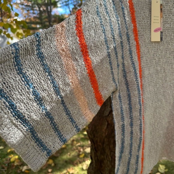 Stylish Gray Sweater with Vibrant Stripes - Picture 4 of 11